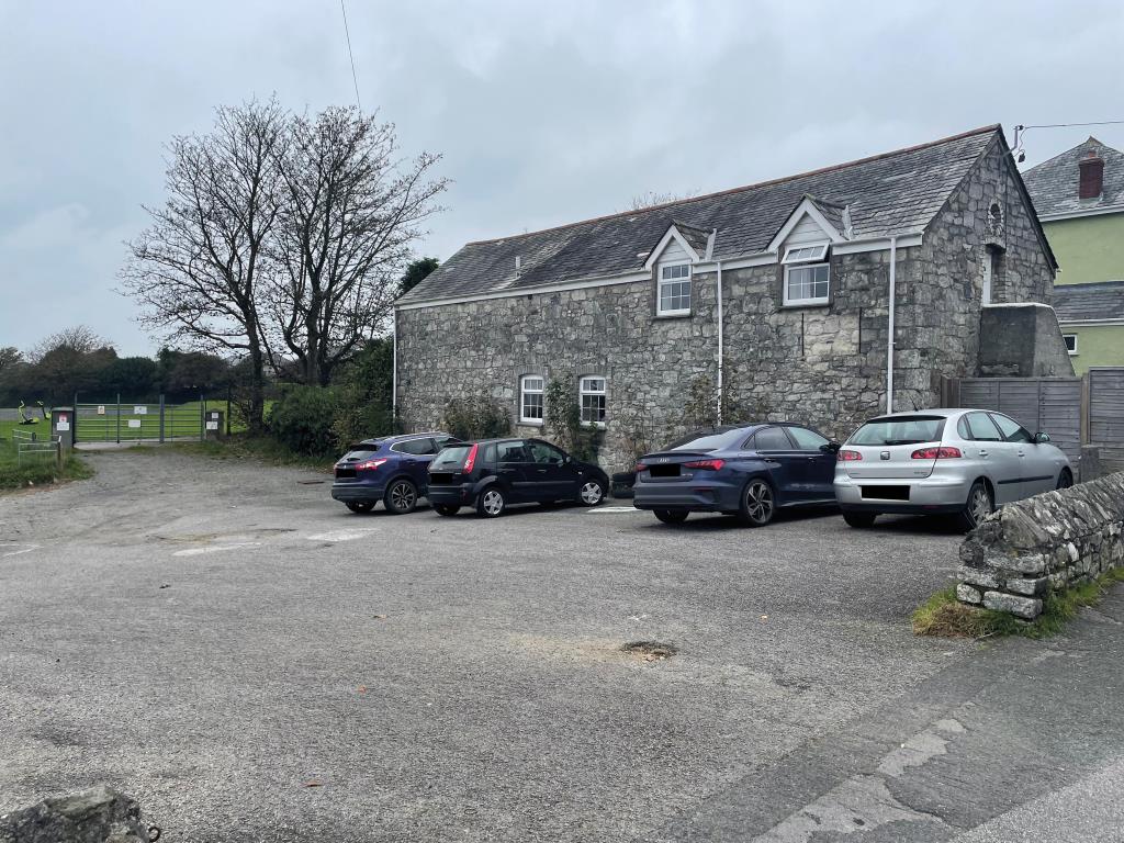 Lot: 77 - FORMER HOTEL WITH CONVERTED GRANARY BUILDING AND CAR PARK - Car Park and rear elevation of Boscawen Hotel Granary